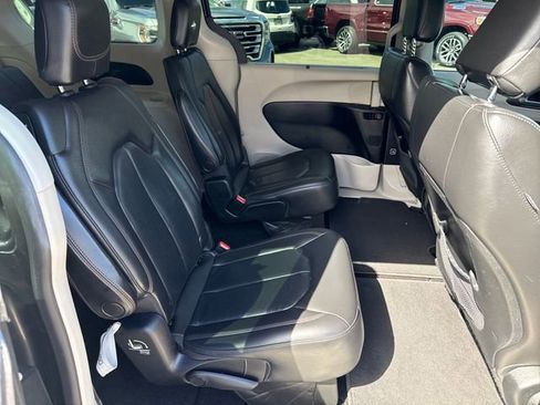 Used 2019 Chrysler Pacifica Touring-L FWD image 10
