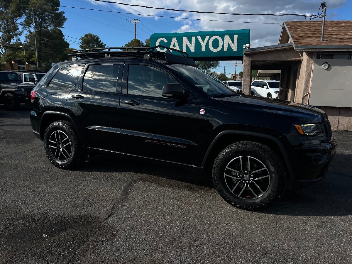 Used 2017 Jeep Grand Cherokee Trailhawk w/ Trailhawk Luxury Group AWD/4WD image 2