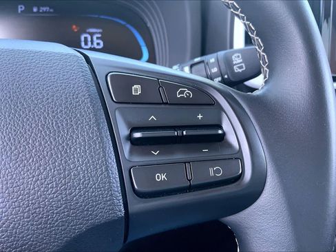 Used 2023 Hyundai Venue Limited image 25