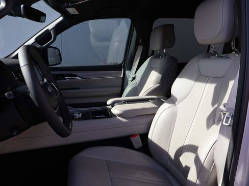 Used 2025 Jeep Wagoneer 4WD image 8