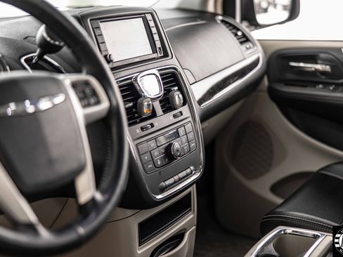 Used 2015 Chrysler Town & Country Touring-L w/ Driver Convenience Group image 13