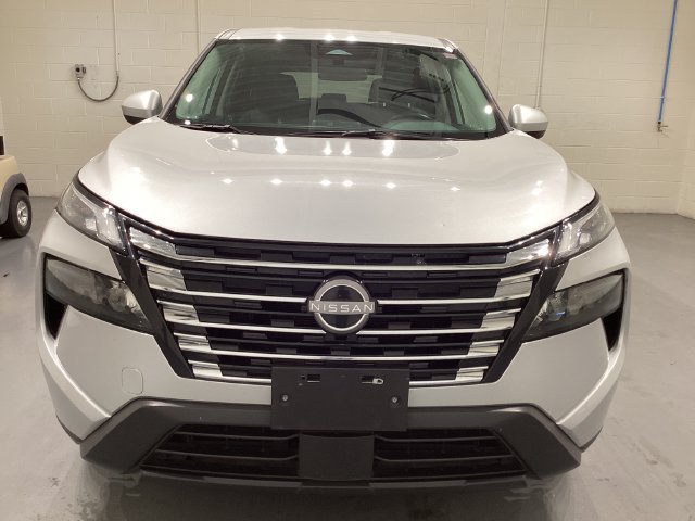Used 2025 Nissan Rogue SV FWD image 2