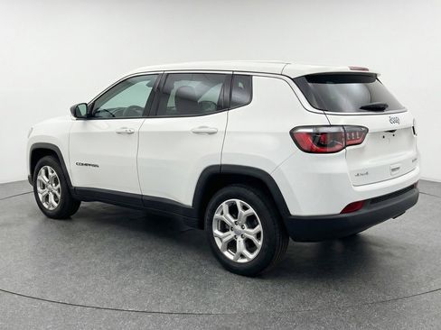 Used 2025 Jeep Compass Latitude AWD/4WD image 6
