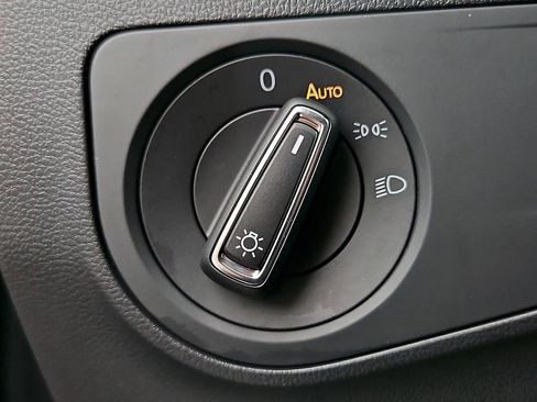 Certified 2022 Volkswagen Tiguan SE R-Line image 26