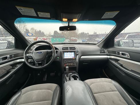 Used 2017 Ford Explorer XLT w/ XLT Appearance Package image 29