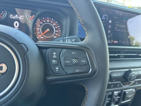 Used 2025 Jeep Gladiator Sport image 15