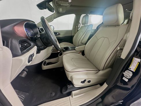 Used 2020 Chrysler Pacifica Limited w/ Advanced Safetytec Group FWD image 13