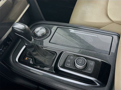 Used 2023 Nissan Armada SV image 16