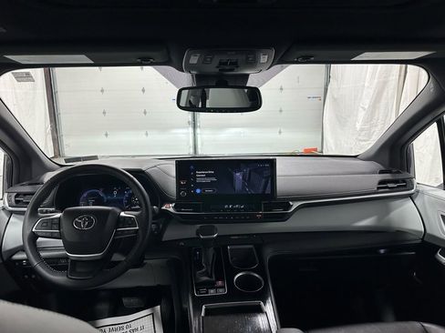 Used 2025 Toyota Sienna XSE image 43