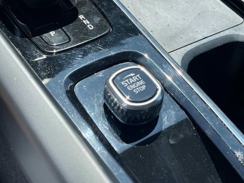 Used 2022 Volvo XC60 B5 Momentum image 14