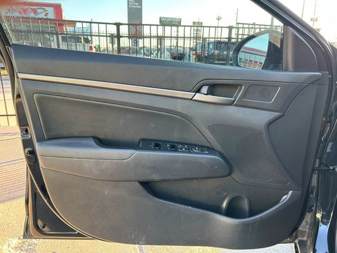 Used 2018 Hyundai Elantra Limited image 12