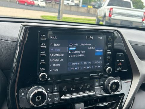 Used 2021 Toyota Highlander XLE AWD/4WD image 37