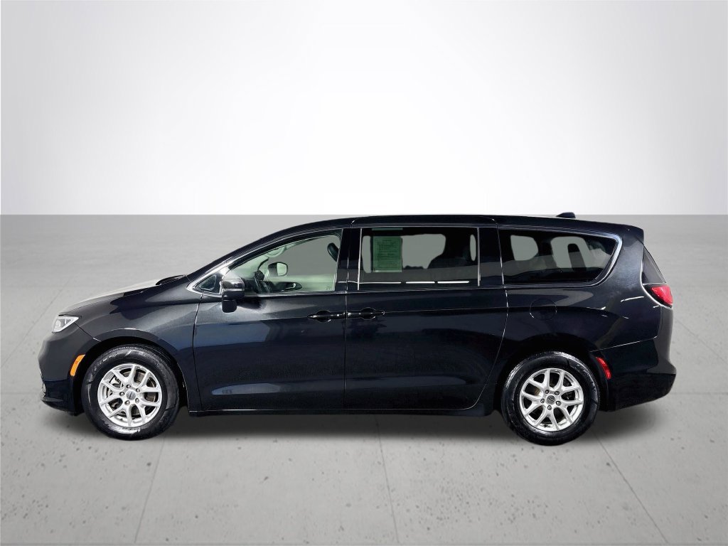 Used 2023 Chrysler Pacifica Touring-L FWD image 9