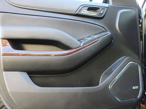 Used 2019 GMC Yukon XL SLT w/ Graphite Performance Edition image 8