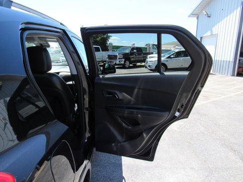 Used 2018 Chevrolet Trax LT w/ Sun & Sound Package FWD image 34