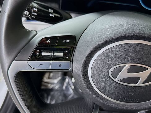 Certified 2025 Hyundai Elantra Limited FWD image 23
