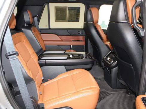 Used 2020 Lincoln Navigator Reserve image 32