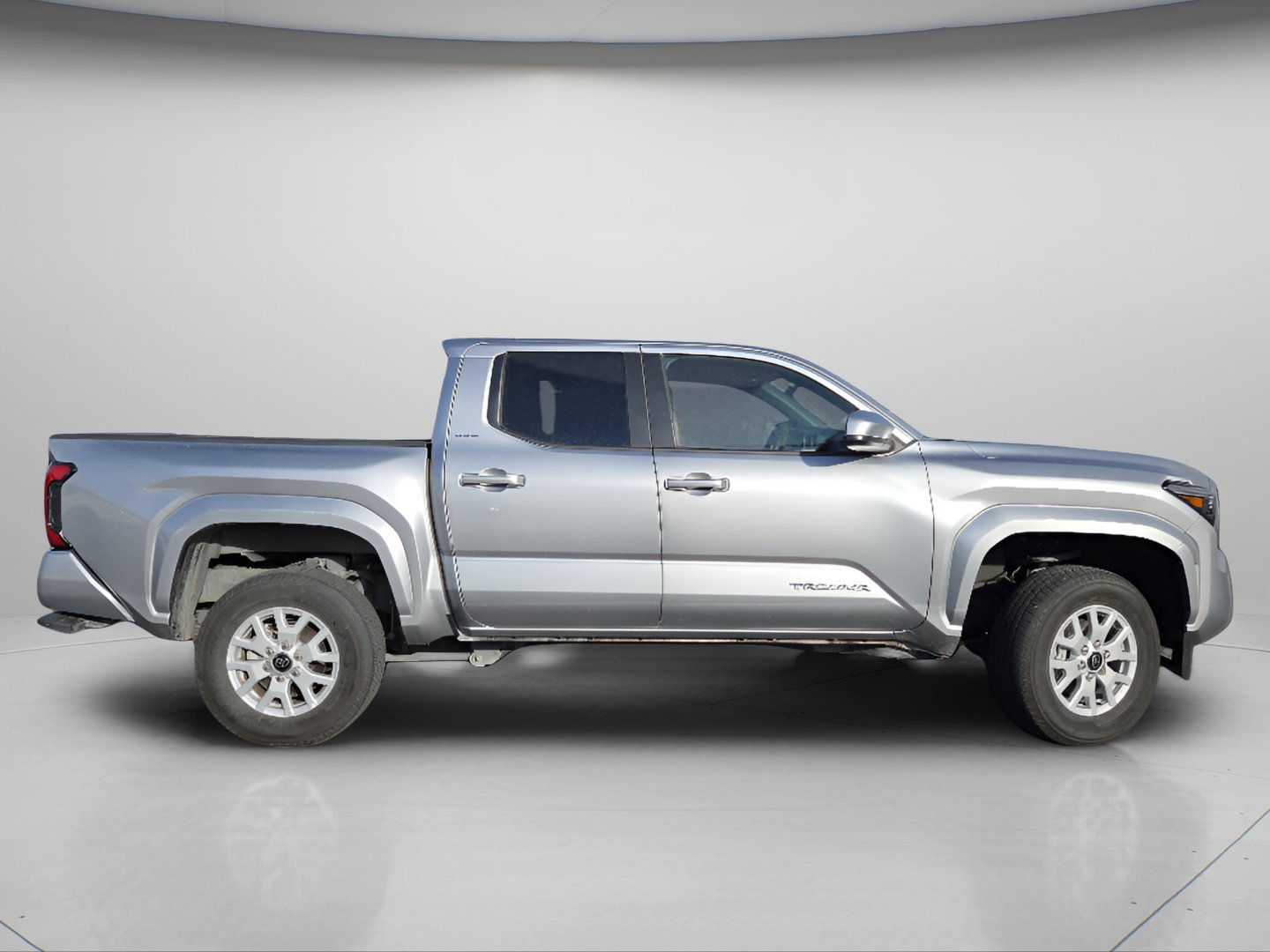 Used 2025 Toyota Tacoma SR5 AWD/4WD image 23