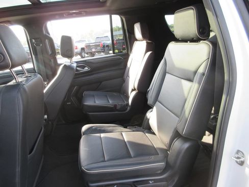 Certified 2022 GMC Yukon XL SLT w/ SLT Premium Package AWD/4WD image 23
