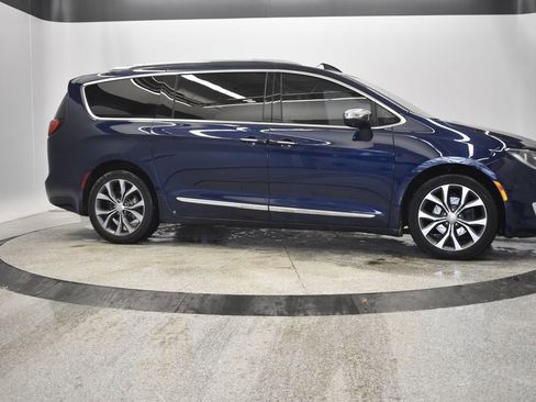 Used 2017 Chrysler Pacifica Limited image 12