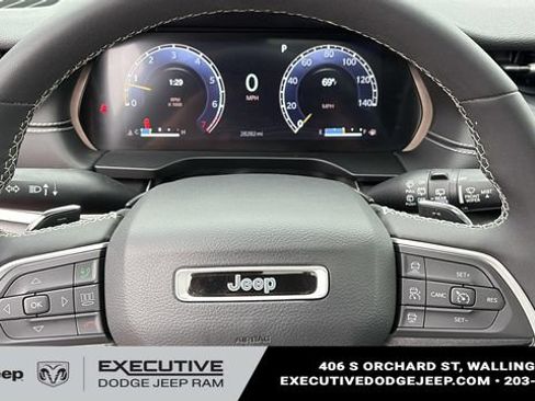 Used 2023 Jeep Grand Cherokee Altitude AWD/4WD image 12