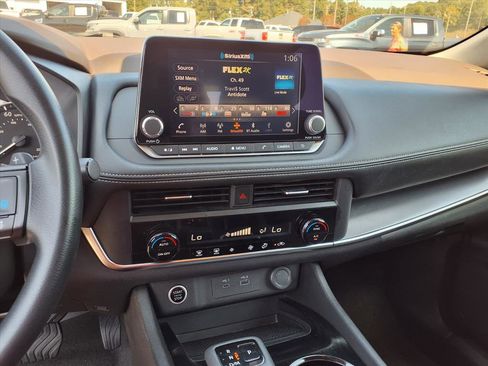 Used 2023 Nissan Rogue SV image 7