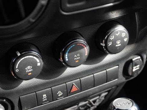 Used 2017 Jeep Wrangler Sport w/ Quick Order Package 24S AWD/4WD image 20