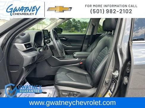 Used 2022 Toyota Highlander XLE AWD/4WD image 21