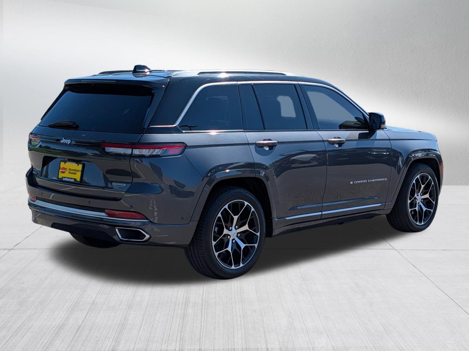 Used 2023 Jeep Grand Cherokee Summit AWD/4WD image 7