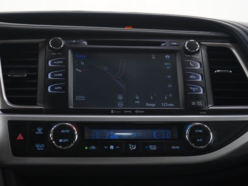 Used 2016 Toyota Highlander XLE AWD/4WD image 19