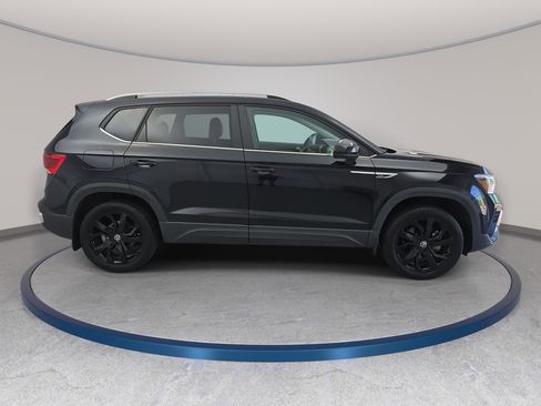 Certified 2022 Volkswagen Taos SE w/ Panoramic Sunroof Package FWD image 4