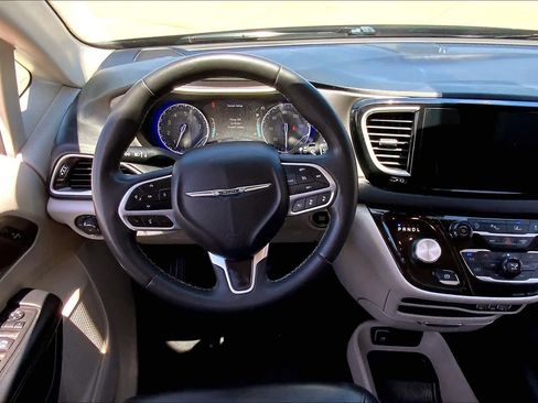 Used 2023 Chrysler Pacifica Touring-L FWD image 6
