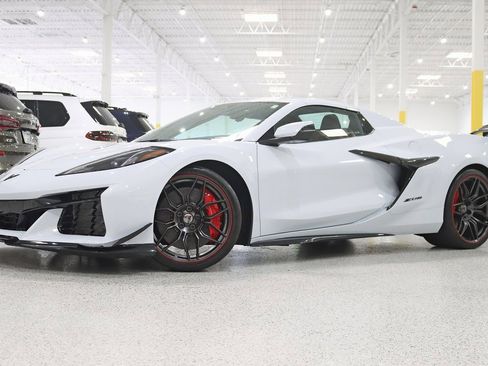 Used 2024 Chevrolet Corvette Z06 w/ Z07 Performance Package image 3