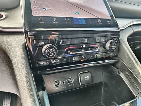Used 2024 Jeep Grand Cherokee Limited RWD image 19