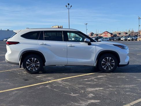 Used 2022 Toyota Highlander XLE image 2