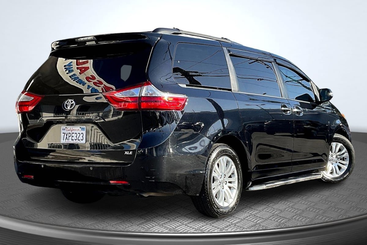 Used 2017 Toyota Sienna XLE w/ XLE Navigation Package FWD image 13