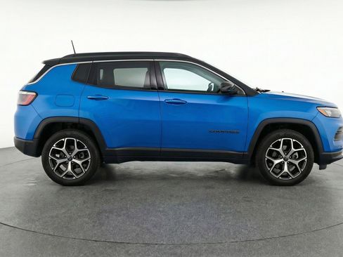 Used 2025 Jeep Compass Limited image 11