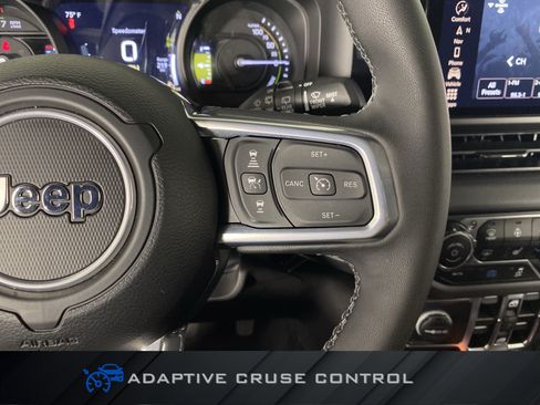 Used 2025 Jeep Wrangler Unlimited Sahara AWD/4WD image 25