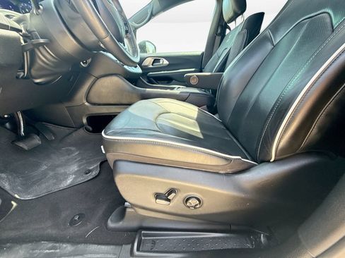 Used 2021 Chrysler Pacifica Limited w/ Uconnect Theater Family Group AWD/4WD image 14