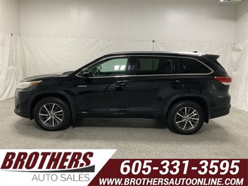 Used 2017 Toyota Highlander XLE image 1