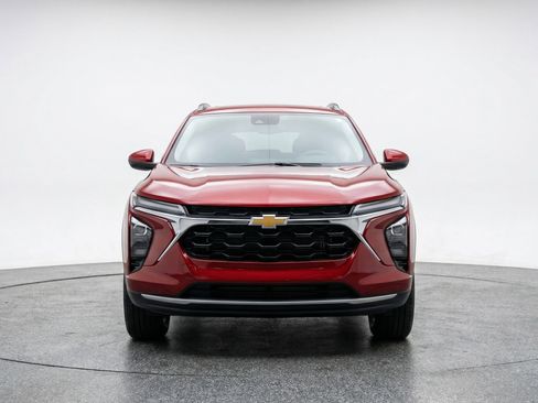 Used 2025 Chevrolet Trax LT image 2