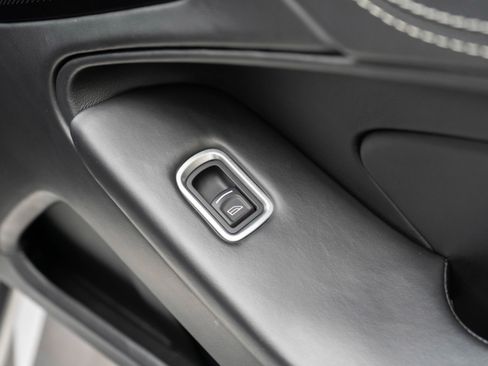 Used 2016 Aston Martin Vanquish Volante RWD image 32
