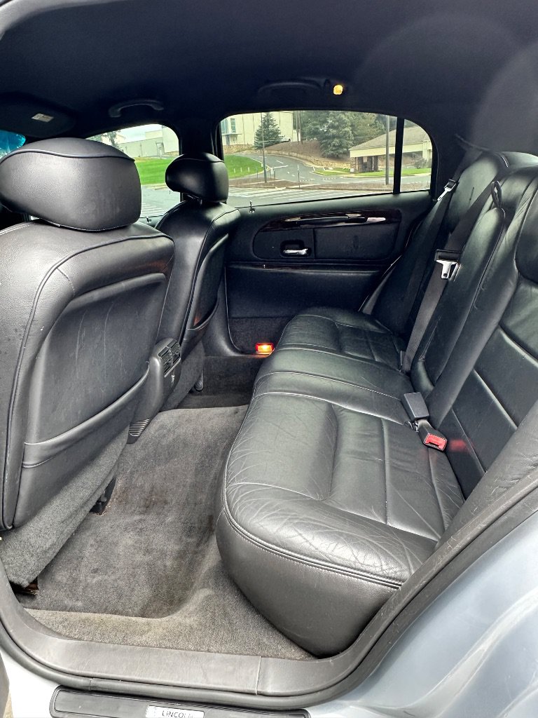 Used 2002 Lincoln Town Car Signature RWD image 13