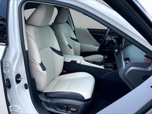 Used 2025 Lexus ES 350 w/ Premium Package FWD image 9