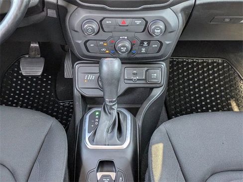 Used 2019 Jeep Renegade Latitude w/ Cold Weather Group image 18