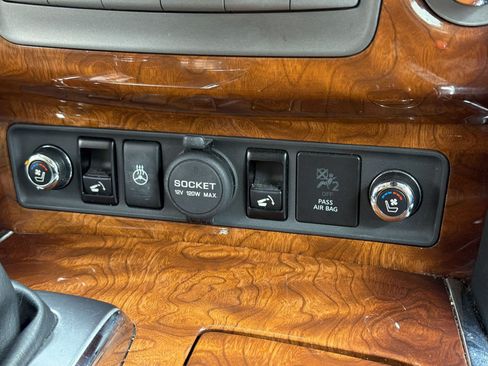 Used 2015 INFINITI QX80 4WD w/ Deluxe Technology Package image 17