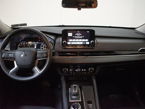 Used 2024 Mitsubishi Outlander ES image 11