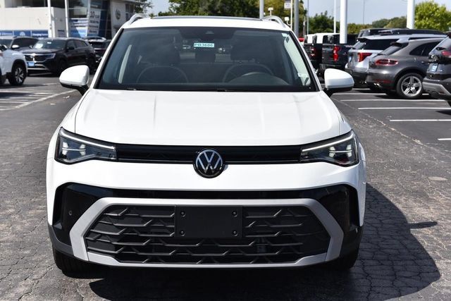 Used 2025 Volkswagen Taos SE w/ Panoramic Sunroof Package FWD image 4