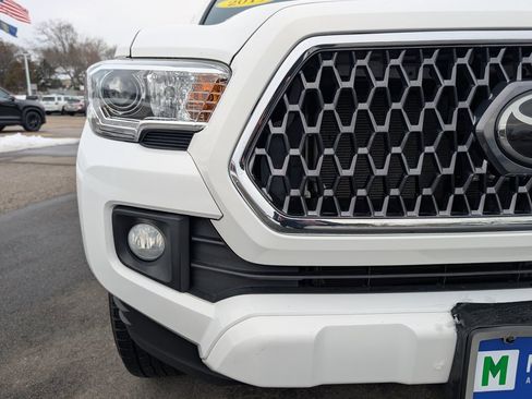 Used 2019 Toyota Tacoma TRD Sport image 9