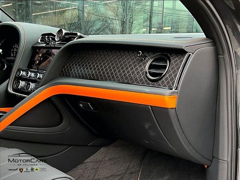 Used 2025 Bentley Bentayga image 15